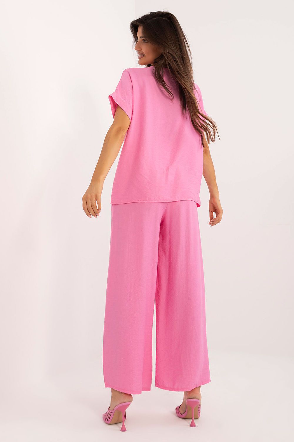 Oppdag vårt utvalg av stilfulle Svart Sett Italia Moda til dame i ulike størrelser og kvalitetsmaterialer – perfekte til jobb, fritid og alle dager. Rask levering og gode priser hos MS Stylehaven. se mer!