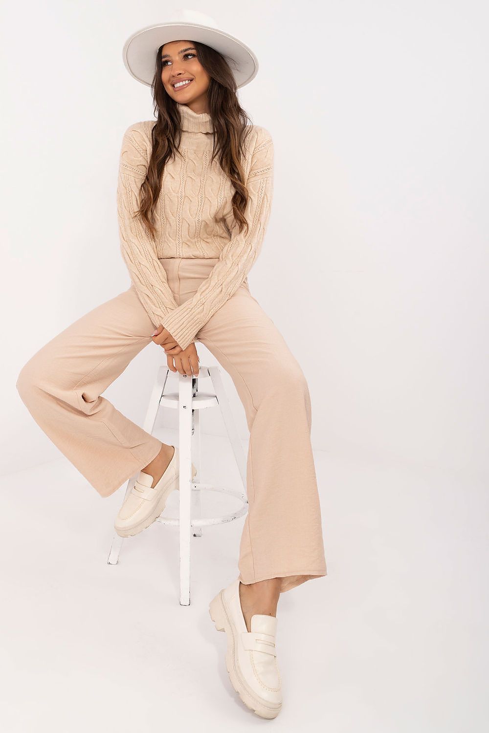 Oppdag vårt utvalg av stilfulle Grå 2 Høyhalset krage AT til dame i ulike størrelser og kvalitetsmaterialer – perfekte til jobb, fritid og alle dager. Rask levering og gode priser hos MS Stylehaven. se mer!