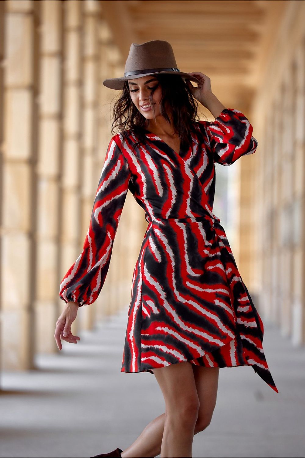 Cassie – omslagskjole i minilengde fra Roco Fashion fra MS StyleHaven, størrelse 36, med long, bukselengde long, kjolelengde mini, kjolestil wrap; a-line
