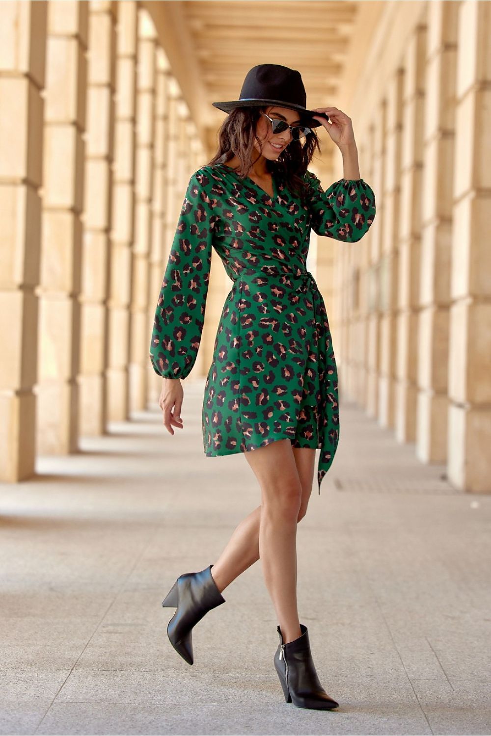 Cassie – omslagskjole i minilengde fra Roco Fashion fra MS StyleHaven, størrelse 36, med long, bukselengde long, kjolelengde mini, kjolestil wrap; a-line