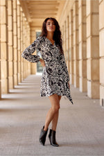 Cassie – omslagskjole i minilengde fra Roco Fashion fra MS StyleHaven, størrelse 40, med long, bukselengde long, kjolelengde mini, kjolestil wrap; a-line