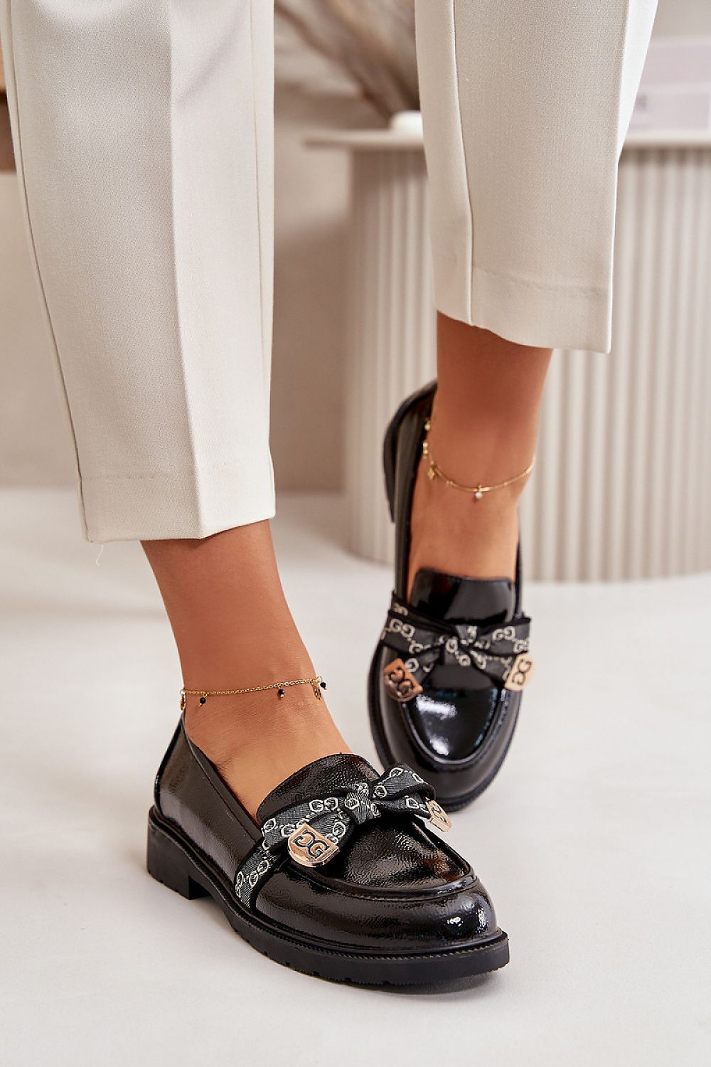 Mocassin Step in Style til dame fra MS StyleHaven, laget av polyester, med detaljer i faux-leather, farge Svart, størrelse 36, med 45720 ermer, hælhøyde flat, skostørrelse 36; 37; 38; 39; 40; 41, perfekt til casual