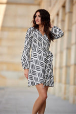 Cassie – omslagskjole i minilengde fra Roco Fashion fra MS StyleHaven, størrelse 36, med long, bukselengde long, kjolelengde mini, kjolestil wrap; a-line