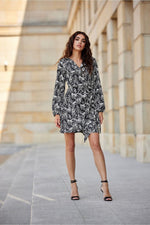 Cassie – omslagskjole i minilengde fra Roco Fashion fra MS StyleHaven, størrelse 40, med long, bukselengde long, kjolelengde mini, kjolestil wrap; a-line