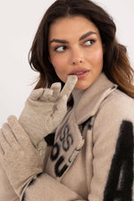 Oppdag vårt utvalg av stilfulle Svart Hansker - AT til dame i ulike størrelser og kvalitetsmaterialer – perfekte til jobb; fritid og alle dager. Rask levering og gode priser hos MS Stylehaven. se mer!