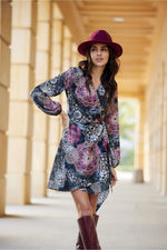 Cassie – omslagskjole i minilengde fra Roco Fashion fra MS StyleHaven, størrelse 38, med long, bukselengde long, kjolelengde mini, kjolestil wrap; a-line