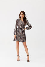 Cassie – omslagskjole i minilengde fra Roco Fashion fra MS StyleHaven, størrelse 36, med long, bukselengde long, kjolelengde mini, kjolestil wrap; a-line