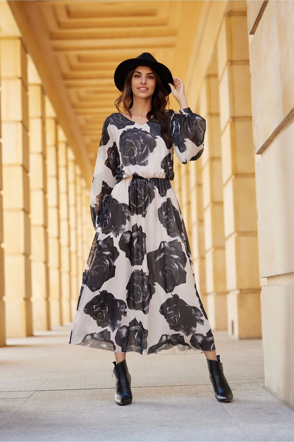 Ariela – flytende maxikjole i chiffon fra Roco Fashion fra MS StyleHaven, størrelse 42, med long, bukselengde long, kjolelengde maxi, kjolestil sheath