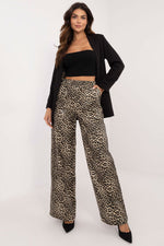 Lakerta øko-skinnbukser - høy midje til dame fra MS StyleHaven, laget av polyester, farge beige, størrelse S/M, med short ermer, bukselengde long, perfekt til casual; dress