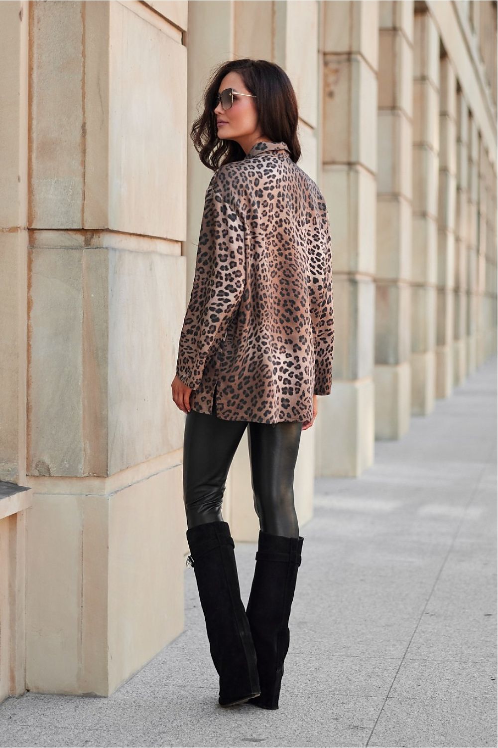 Roco Fashion Larisa Shorte – Mønstret viskoseskjorte med elegante detaljer fra MS StyleHaven, størrelse 40, med long, bukselengde long, kjolelengde midi; knee, kjolestil a-line