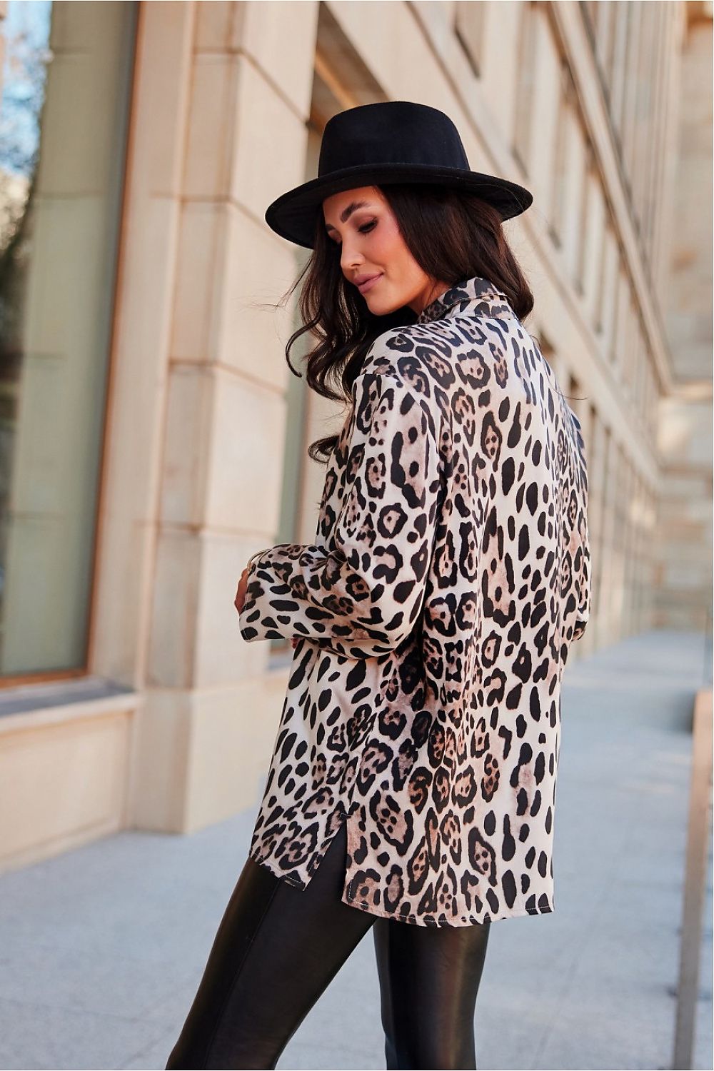 Roco Fashion Larisa Shorte – Mønstret viskoseskjorte med elegante detaljer fra MS StyleHaven, størrelse 38, med long, bukselengde long, kjolelengde midi; knee, kjolestil a-line