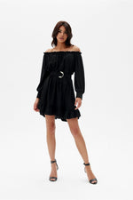 Lett trapesekjole med spansk utringning og volangkant - Roco Fashion fra MS StyleHaven, størrelse S/M, med long, bukselengde long, kjolelengde midi; knee, kjolestil a-line