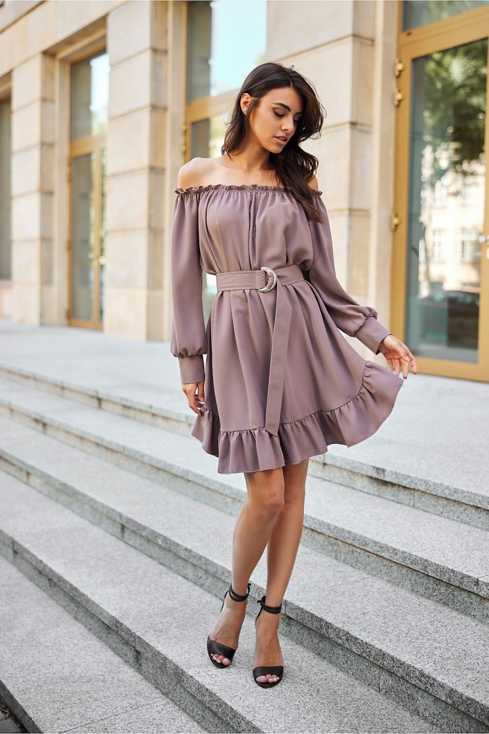 Lett trapesekjole med spansk utringning og volangkant - Roco Fashion fra MS StyleHaven, størrelse S/M, med long, bukselengde long, kjolelengde midi; knee, kjolestil a-line