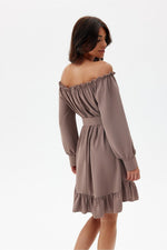 Lett trapesekjole med spansk utringning og volangkant - Roco Fashion fra MS StyleHaven, størrelse L/XL, med long, bukselengde long, kjolelengde midi; knee, kjolestil a-line