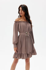 Lett trapesekjole med spansk utringning og volangkant - Roco Fashion fra MS StyleHaven, størrelse L/XL, med long, bukselengde long, kjolelengde midi; knee, kjolestil a-line