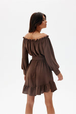 Lett trapesekjole med spansk utringning og volangkant - Roco Fashion fra MS StyleHaven, størrelse L/XL, med long, bukselengde long, kjolelengde midi; knee, kjolestil a-line