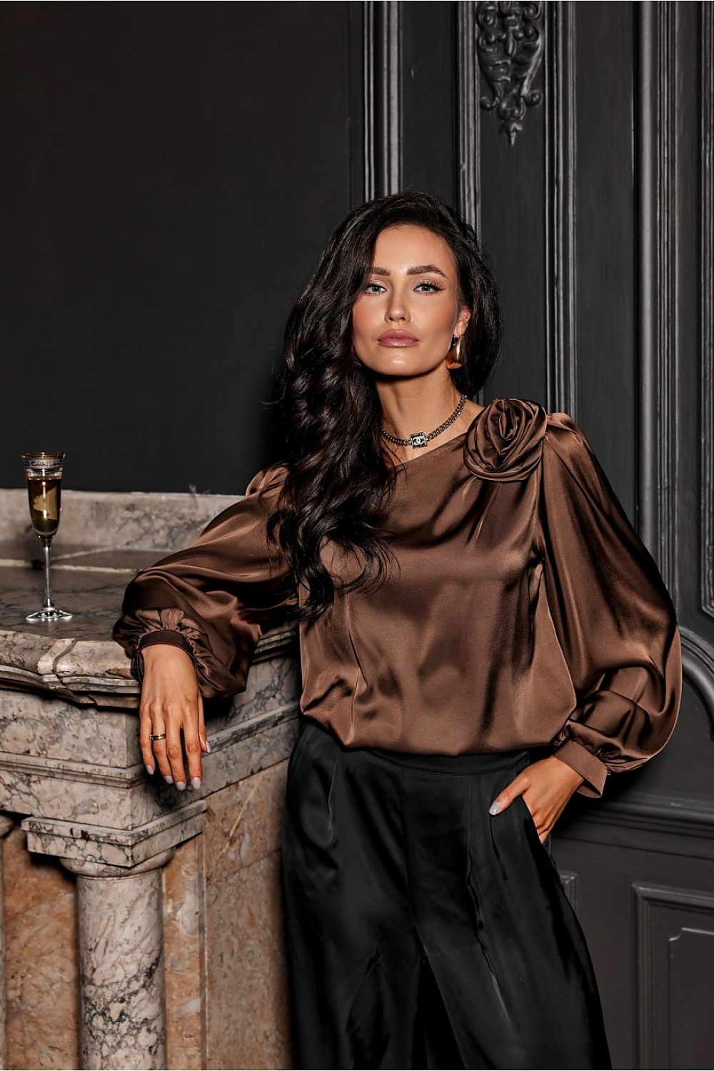 Evelyn Sateng Bluse - Roco Fashion fra MS StyleHaven, størrelse 40, bukselengde long, kjolelengde midi, kjolestil wrap; a-line