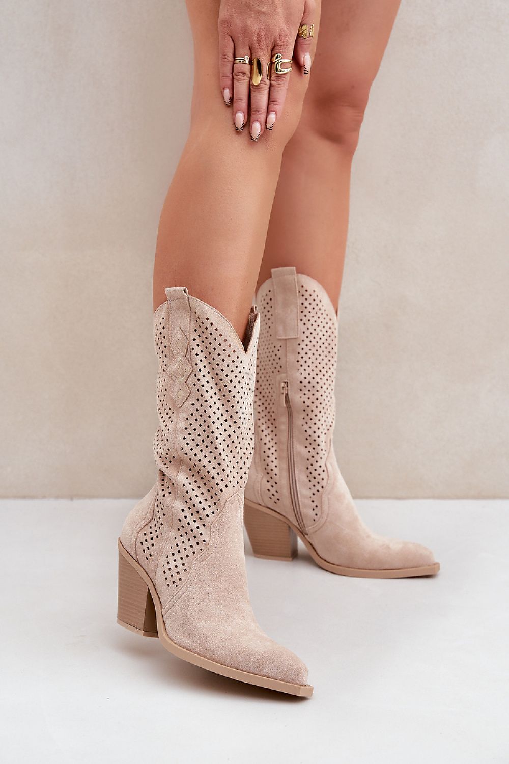 Stilige cowboystøvler for kvinner til dame fra MS StyleHaven, laget av Viskose; polyester; Polyamid, med detaljer i faux-leather; suede, farge beige, størrelse 36, med long ermer, hælhøyde mid, skostørrelse 41; 40; 39; 38; 37; 36, perfekt til casual; dress