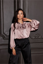 Satengbluse med snøring – romantisk eleganse fra Roco Fashion fra MS StyleHaven, størrelse 38, med long, bukselengde long, kjolelengde maxi, kjolestil sheath