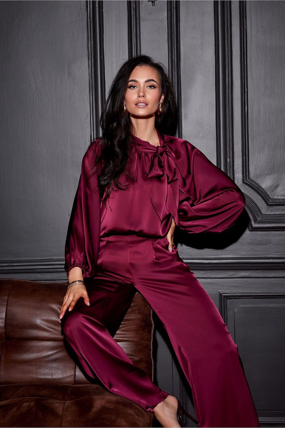 Satengbluse med snøring – romantisk eleganse fra Roco Fashion fra MS StyleHaven, størrelse 40, med long, bukselengde long, kjolelengde maxi, kjolestil sheath