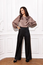 Evelyn – satengblusen med puffede ermene - Roco Fashion fra MS StyleHaven, størrelse 38, med long, bukselengde long, kjolelengde midi, kjolestil wrap; a-line