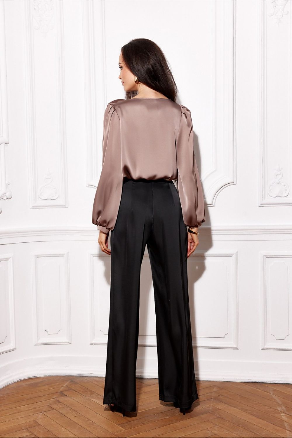 Evelyn – satengblusen med puffede ermene - Roco Fashion fra MS StyleHaven, størrelse 40, med long, bukselengde long, kjolelengde midi, kjolestil wrap; a-line