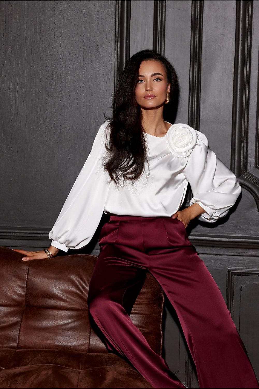 Evelyn – satengblusen med puffede ermene - Roco Fashion fra MS StyleHaven, størrelse 42, med long, bukselengde long, kjolelengde midi, kjolestil wrap; a-line