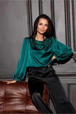 Evelyn – satengblusen med puffede ermene - Roco Fashion fra MS StyleHaven, størrelse 42, med long, bukselengde long, kjolelengde midi, kjolestil wrap; a-line