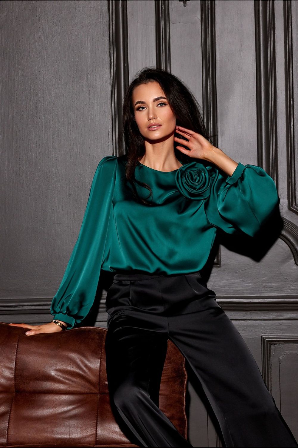 Evelyn – satengblusen med puffede ermene - Roco Fashion fra MS StyleHaven, størrelse 36, med long, bukselengde long, kjolelengde midi, kjolestil wrap; a-line
