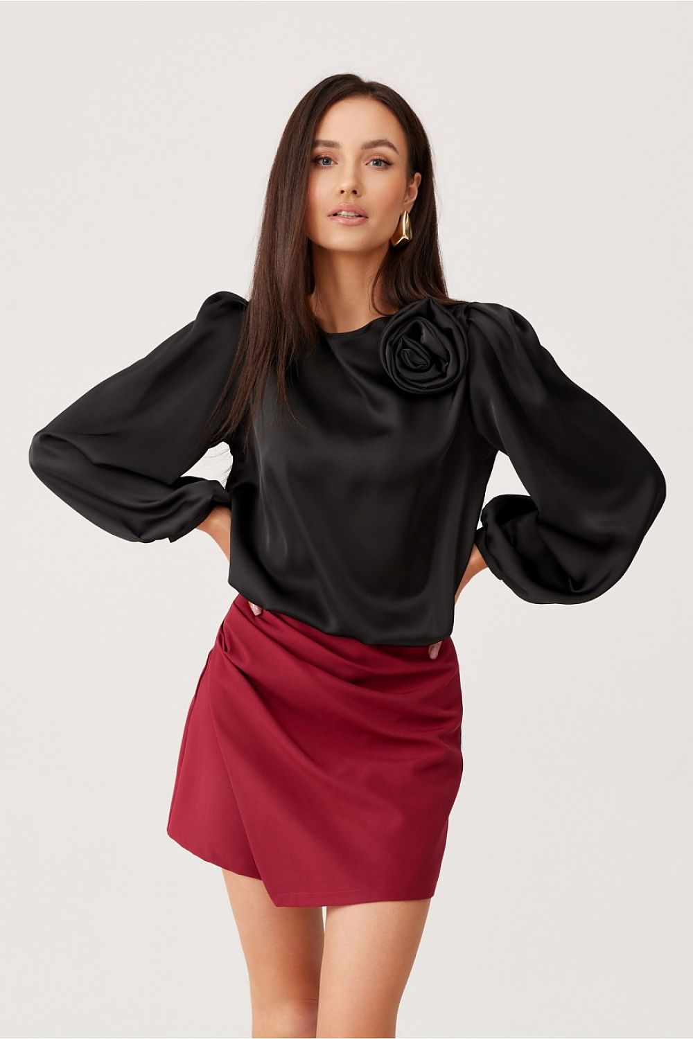 Evelyn – satengblusen med puffede ermene - Roco Fashion fra MS StyleHaven, størrelse 38, med long, bukselengde long, kjolelengde midi, kjolestil wrap; a-line