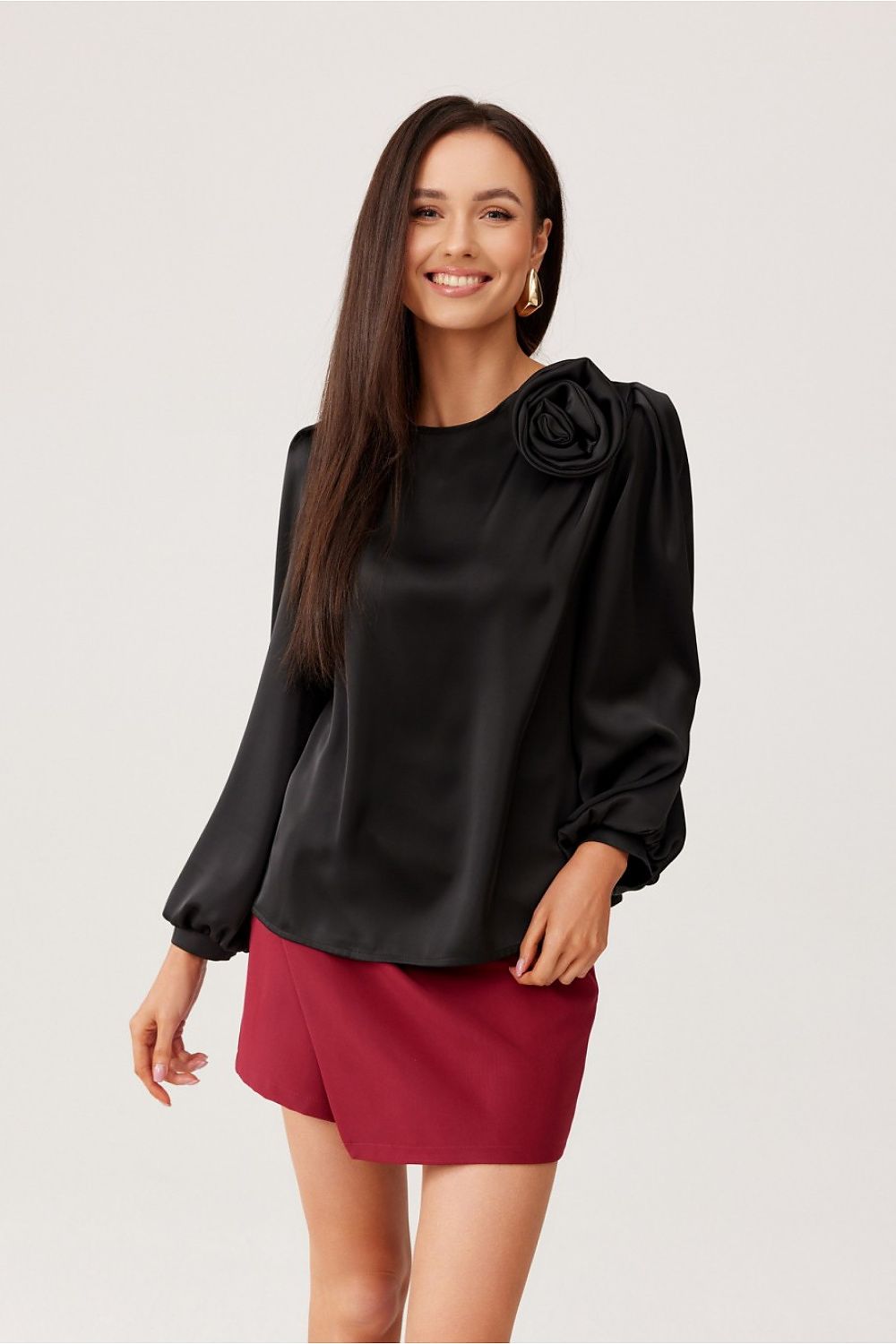 Evelyn – satengblusen med puffede ermene - Roco Fashion fra MS StyleHaven, størrelse 36, med long, bukselengde long, kjolelengde midi, kjolestil wrap; a-line