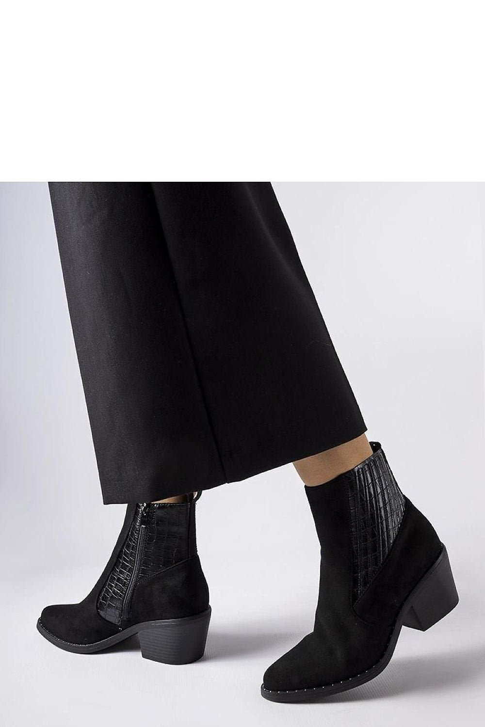 Sovere dame Black Eco-Suede Ankelstøvler til dame fra MS StyleHaven, laget av Viskose; polyester; Polyamid, med detaljer i suede, farge Svart, størrelse 36, med long ermer, hælhøyde low, skostørrelse 36; 37; 38; 39; 40; 41, perfekt til casual; dress