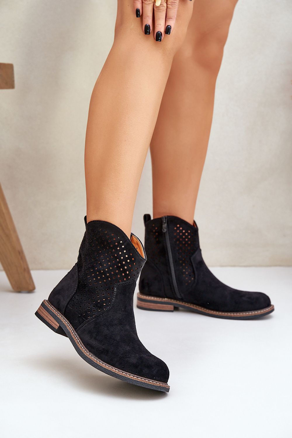 Spring Essential – Openwork øko-semsket ankelstøvler til dame til dame fra MS StyleHaven, laget av Viskose; polyester; Polyamid, med detaljer i suede, farge Svart, størrelse 36, med long ermer, hælhøyde flat, skostørrelse 41; 40; 39; 38; 37; 36, perfekt til casual; dress