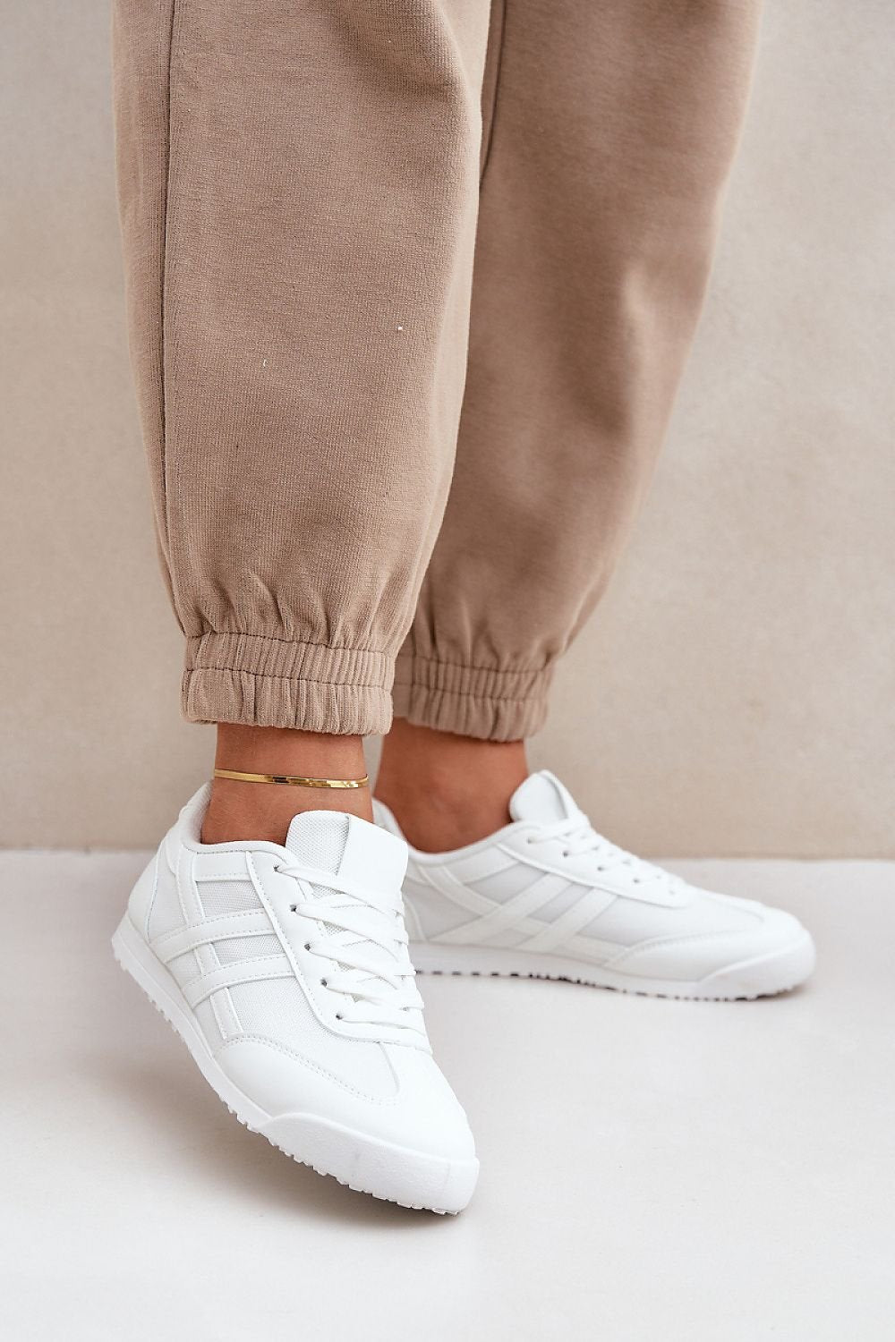 Mira lave sneakers til dame til dame fra MS StyleHaven, laget av Viskose; polyester; Polyamid, med detaljer i mesh; faux-leather; synthetic, farge Hvit, størrelse 36, med long ermer, hælhøyde flat; low, skostørrelse 36; 37; 38; 39; 40; 41, perfekt til casual