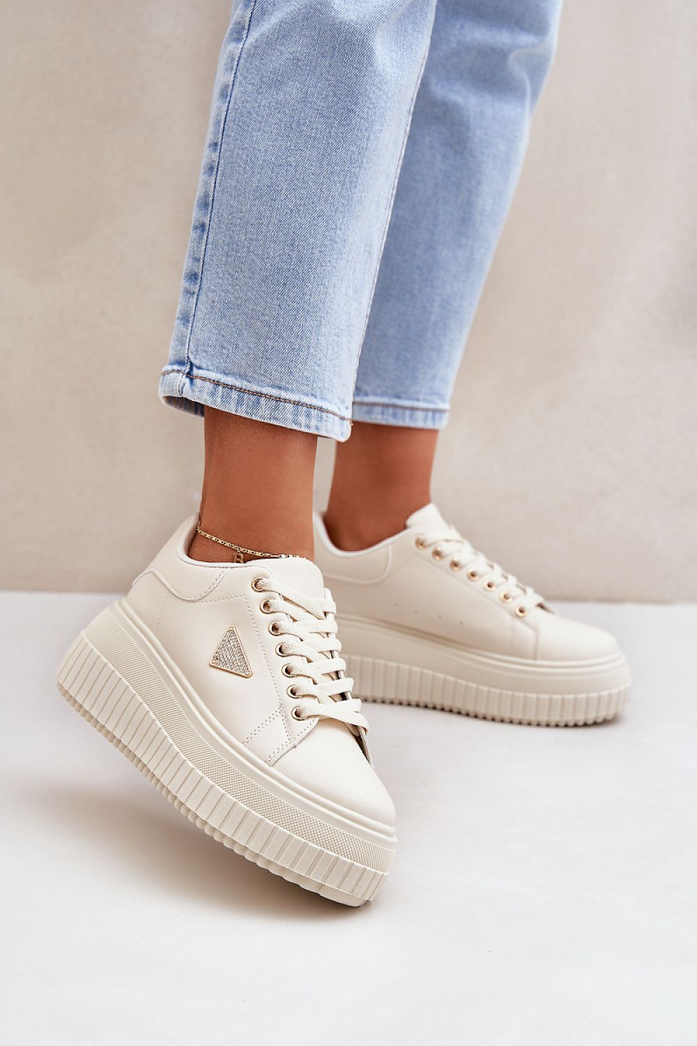 Luna joggesko til dame til dame fra MS StyleHaven, laget av Viskose; polyester; Polyamid, med detaljer i faux-leather; suede, farge beige, størrelse 36, med long ermer, hælhøyde flat; low, skostørrelse 36; 37; 38; 39; 40; 41, perfekt til casual