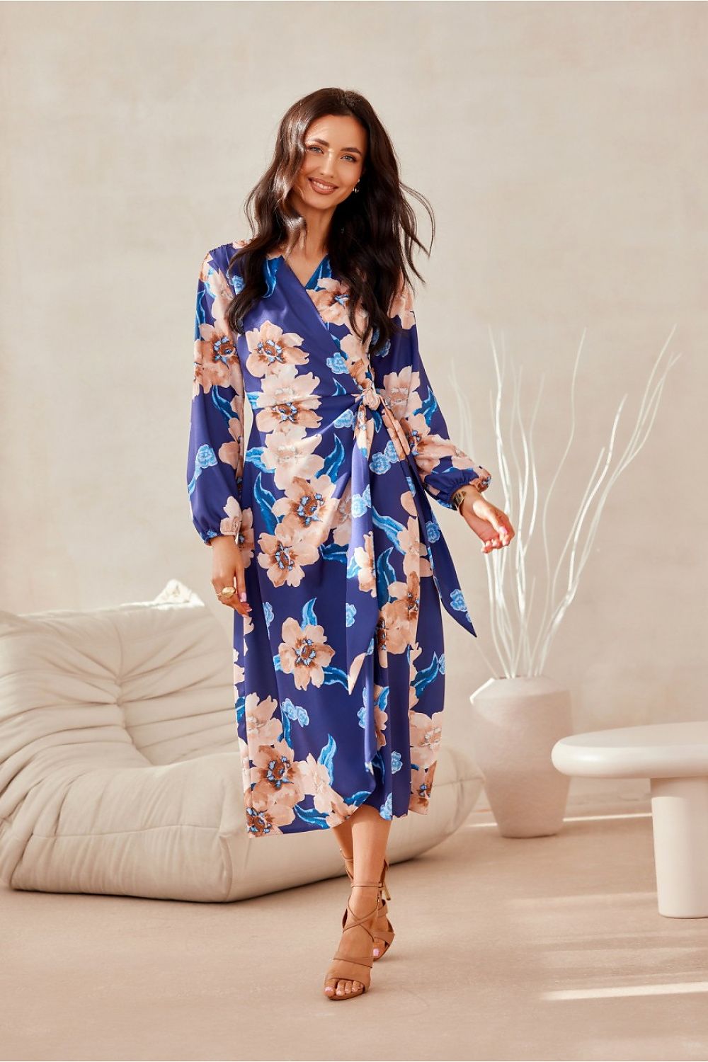 Celeste feminin form midikjole - Roco Fashion fra MS StyleHaven, størrelse 40, med long, bukselengde long, kjolelengde midi, kjolestil wrap; a-line