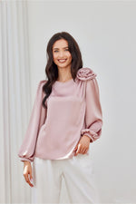 Evelyn – satengblusen med puffede ermene - Roco Fashion fra MS StyleHaven, størrelse 38, med long, bukselengde long, kjolelengde midi, kjolestil wrap; a-line