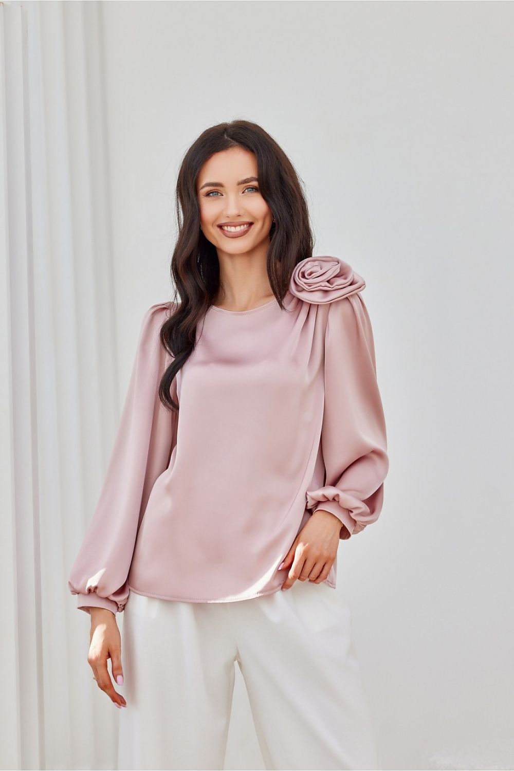 Evelyn – satengblusen med puffede ermene - Roco Fashion fra MS StyleHaven, størrelse 38, med long, bukselengde long, kjolelengde midi, kjolestil wrap; a-line