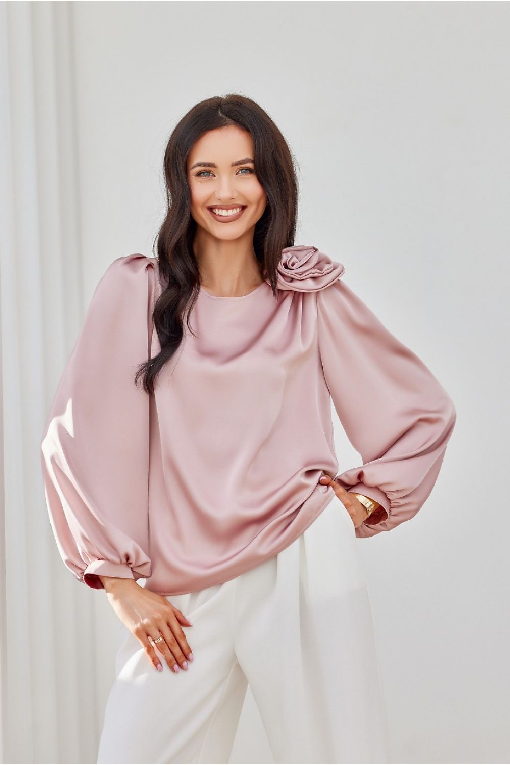 Evelyn – satengblusen med puffede ermene - Roco Fashion fra MS StyleHaven, størrelse 40, med long, bukselengde long, kjolelengde midi, kjolestil wrap; a-line