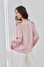 Evelyn – satengblusen med puffede ermene - Roco Fashion fra MS StyleHaven, størrelse 42, med long, bukselengde long, kjolelengde midi, kjolestil wrap; a-line