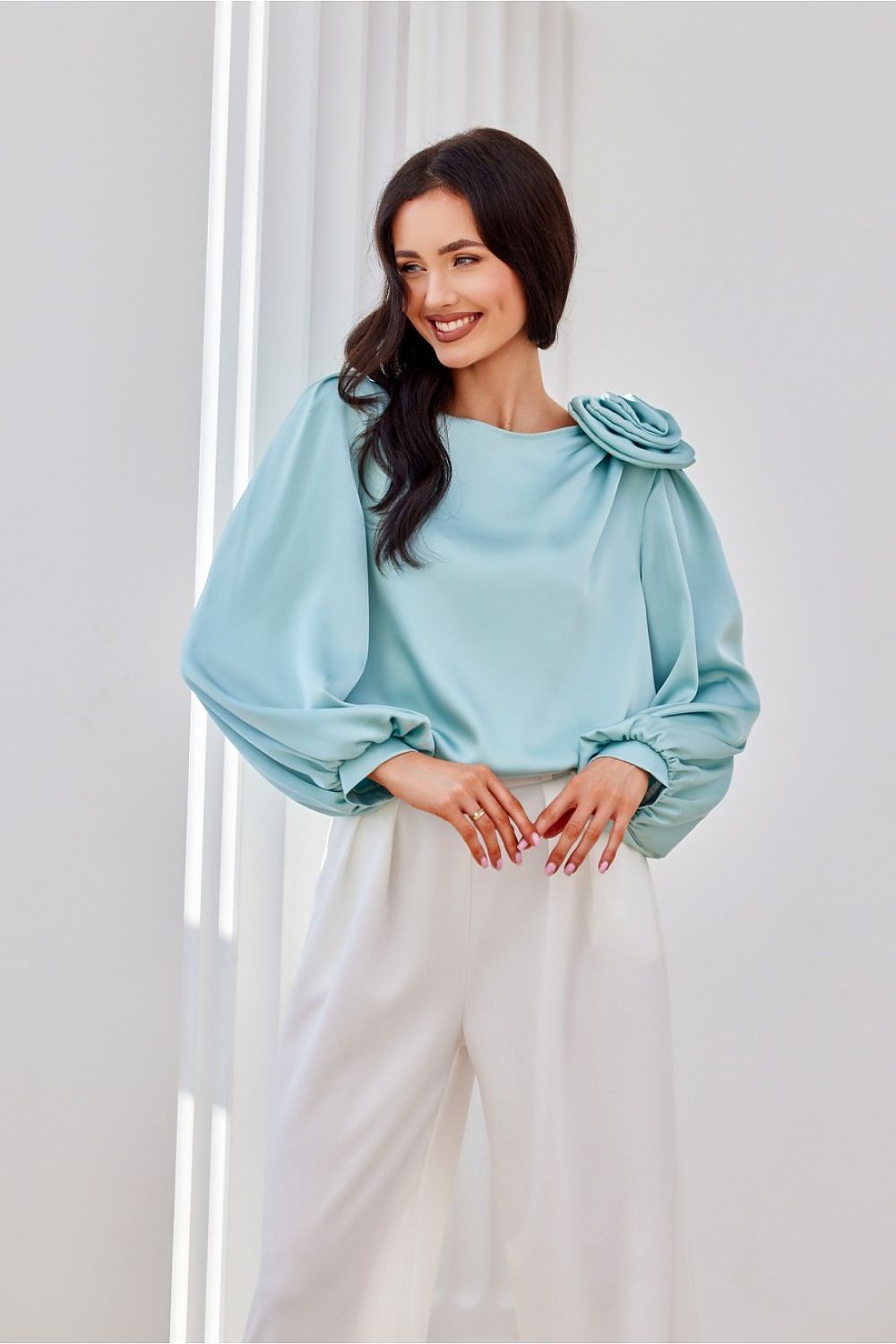 Evelyn – satengblusen med puffede ermene - Roco Fashion fra MS StyleHaven, størrelse 36, med long, bukselengde long, kjolelengde midi, kjolestil wrap; a-line