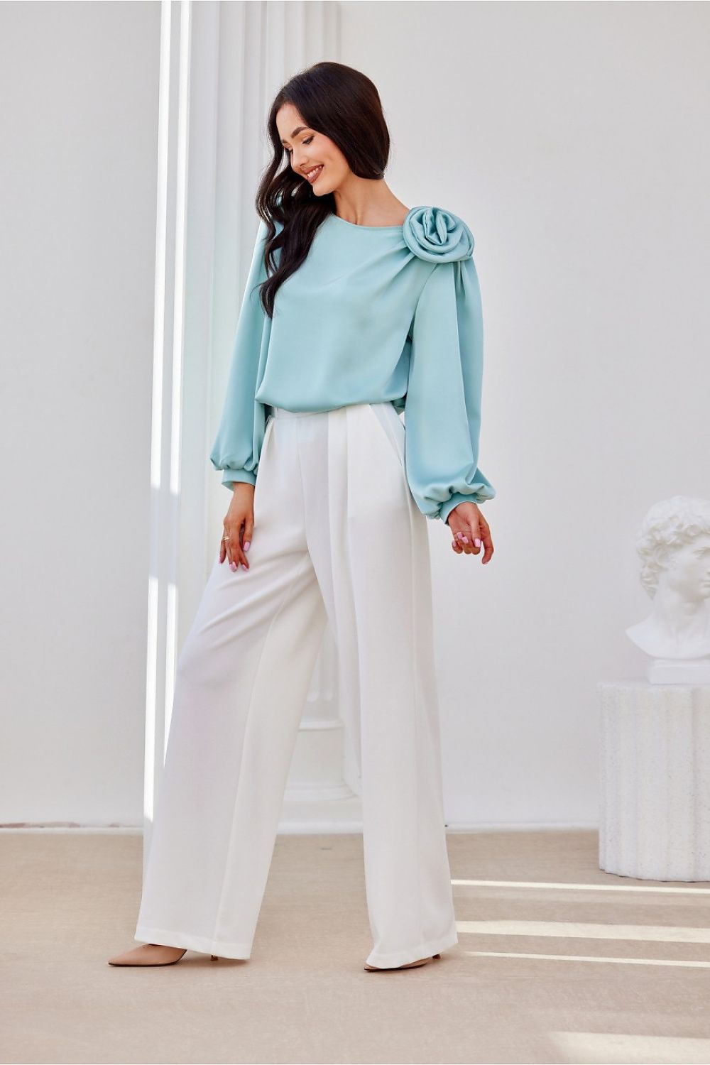 Evelyn – satengblusen med puffede ermene - Roco Fashion fra MS StyleHaven, størrelse 38, med long, bukselengde long, kjolelengde midi, kjolestil wrap; a-line