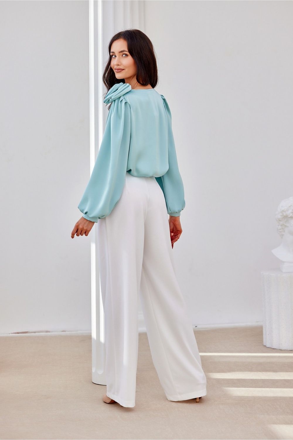 Evelyn – satengblusen med puffede ermene - Roco Fashion fra MS StyleHaven, størrelse 40, med long, bukselengde long, kjolelengde midi, kjolestil wrap; a-line