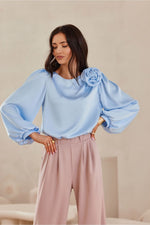Evelyn – satengblusen med puffede ermene - Roco Fashion fra MS StyleHaven, størrelse 42, med long, bukselengde long, kjolelengde midi, kjolestil wrap; a-line