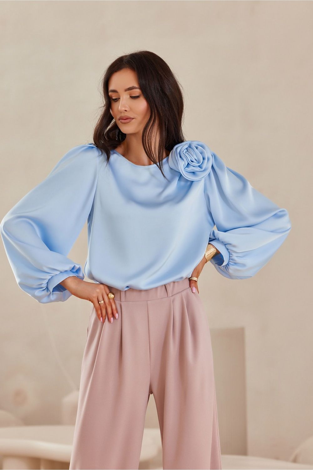 Evelyn – satengblusen med puffede ermene - Roco Fashion fra MS StyleHaven, størrelse 42, med long, bukselengde long, kjolelengde midi, kjolestil wrap; a-line