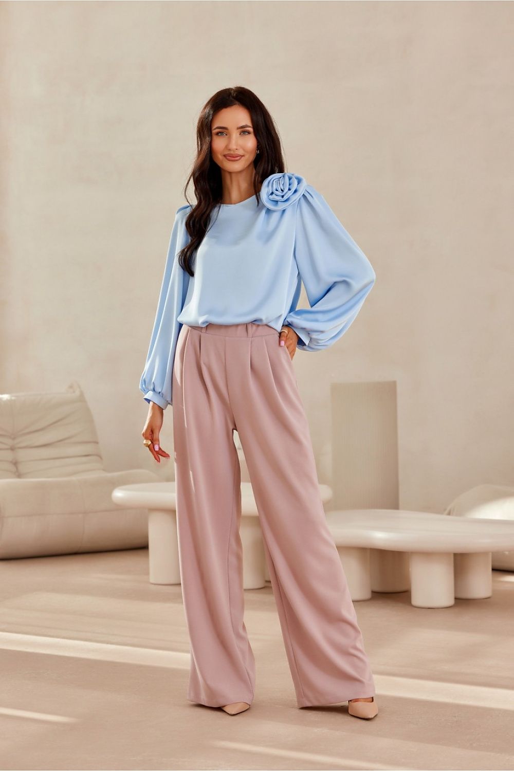 Evelyn – satengblusen med puffede ermene - Roco Fashion fra MS StyleHaven, størrelse 36, med long, bukselengde long, kjolelengde midi, kjolestil wrap; a-line