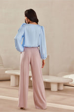 Evelyn – satengblusen med puffede ermene - Roco Fashion fra MS StyleHaven, størrelse 38, med long, bukselengde long, kjolelengde midi, kjolestil wrap; a-line
