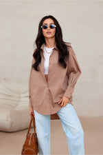 Sienna Plus Size-skjorte – asymmetrisk snitt og klassiske detaljer fra MS StyleHaven, størrelse one-size-fits-all, med long, bukselengde long, kjolelengde mini, kjolestil wrap; a-line