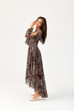 Dalia – asymmetrisk maxikjole med elegant flyt fra Roco Fashion fra MS StyleHaven, størrelse 34, med long, bukselengde long, kjolelengde maxi, kjolestil flared; gown