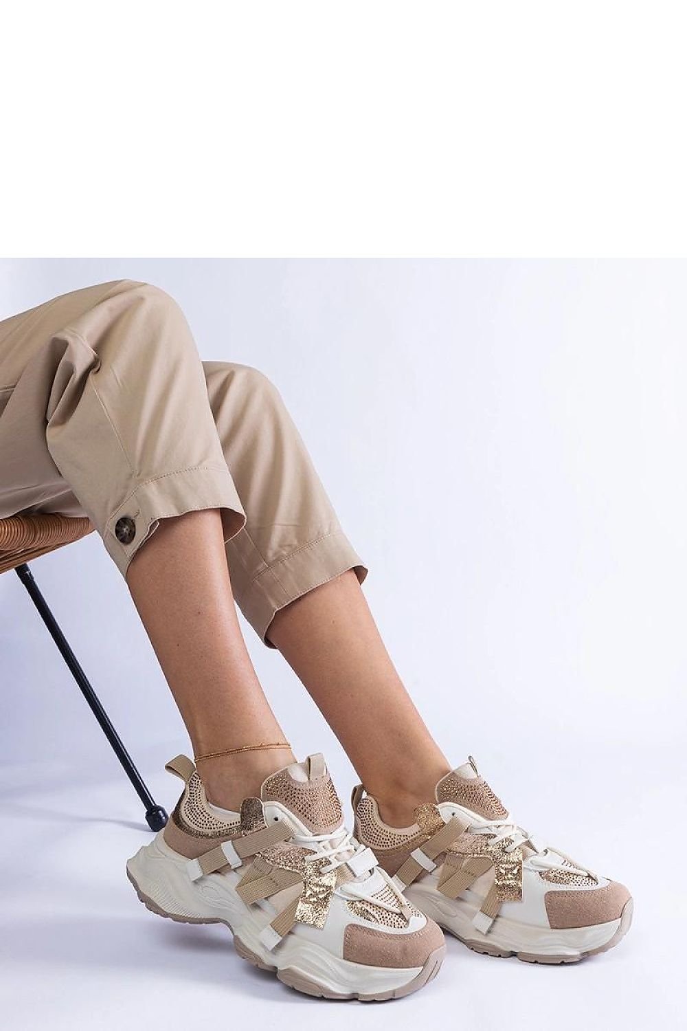 Golden Grace - Dame beige joggesko til dame fra MS StyleHaven, laget av Viskose; polyester; Polyamid, med detaljer i suede; synthetic; faux-leather, farge beige, størrelse 36, med long ermer, hælhøyde low, skostørrelse 36; 37; 38; 39; 40; 41, perfekt til casual